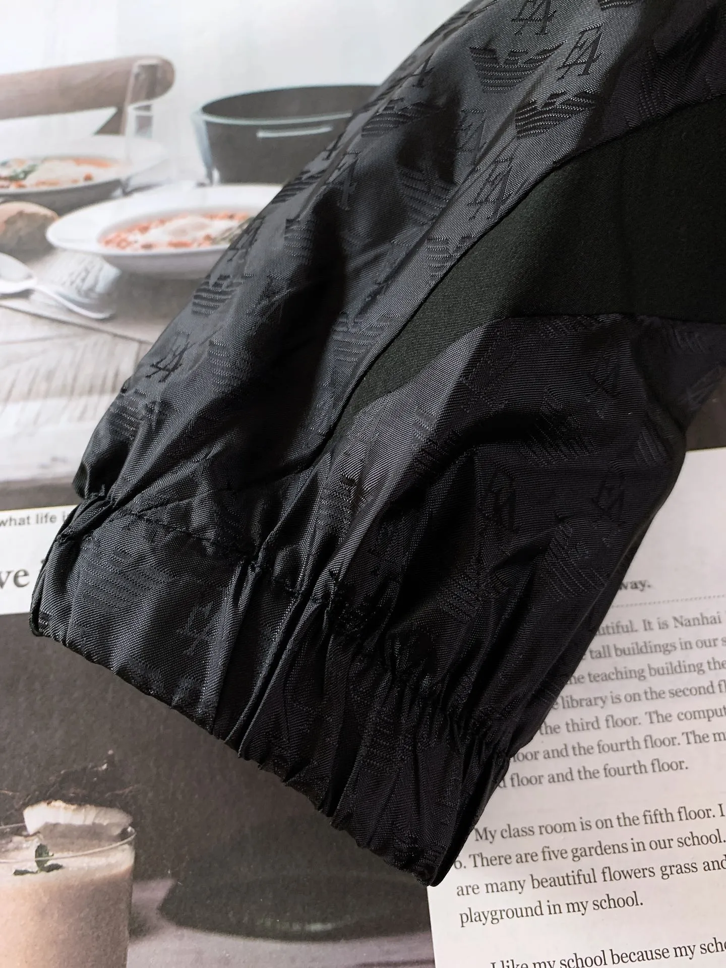 Em Porio Armani Armani Casual Hooded Jacket Windbreaker Jacket 🧥, the upper body becomes slimmer and whiter in seconds, the handle is perfect, and hardware accessories are provided for decoration. Suitable for both business, commuting and leisure, you can be satisfied with various daily outfits. The upper body is full of style and full of high-end sense! Pockets are designed on both sides of the body, making these designs more convenient and practical! Premium custom hardware engraved zipper pull accessories and Classic triangle logo decoration on the chest increase the overall sense of layering, making a simple jacket instantly rich! ! It keeps you warm and adds layering to your outfit, and the upper body effect is great …………………………………………………… ❥∙Size: M-3XL
